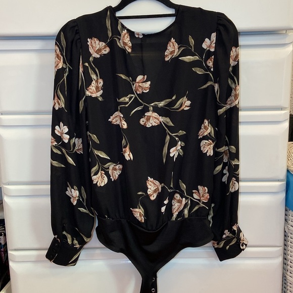 Dynamite Black Floral Bodysuit - Picture 5 of 5